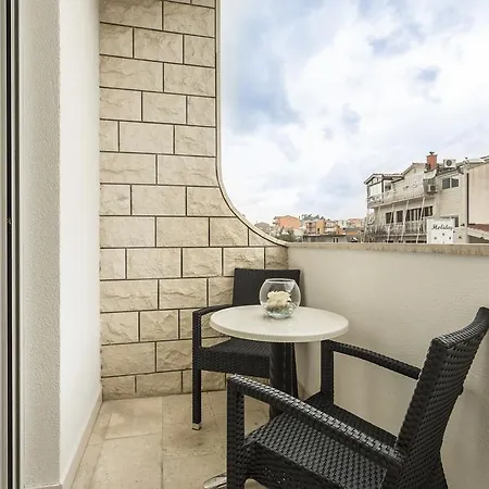 Holiday & Apartment Split